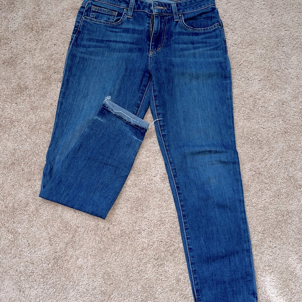 Joes jeans. Straight fit frayed hem. Size 26
